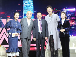 新望董事長(zhǎng)羅永輝與著名歌星劉尊老師、汪正正老師、郭津彤老師、主持人雅琪在北京電視臺(tái)錄制節(jié)目現(xiàn)場(chǎng)親切合影